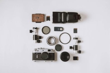 Soluk arkaplanda eski kamera ve fotoğraf aksesuarları. Düz yatış ve üst görünüm