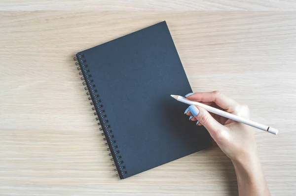 Uma Mulher Escreve Seu Caderno — Fotografia de Stock