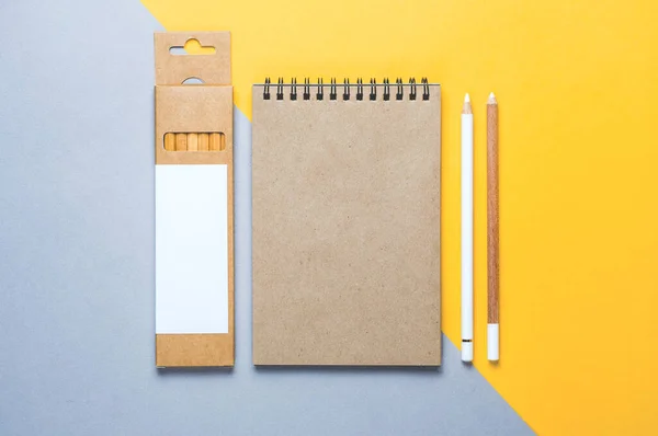 Gri-sarı arka planda not ve tavalar