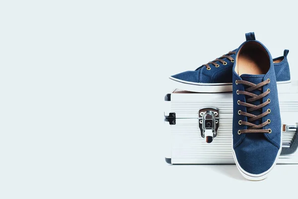 Beyaz arka planda izole edilmiş şık erkek ayakkabıları.