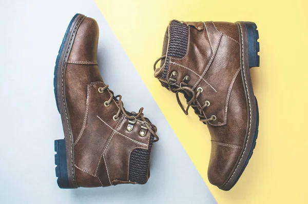 Sarı arka planda deri erkek ayakkabıları.