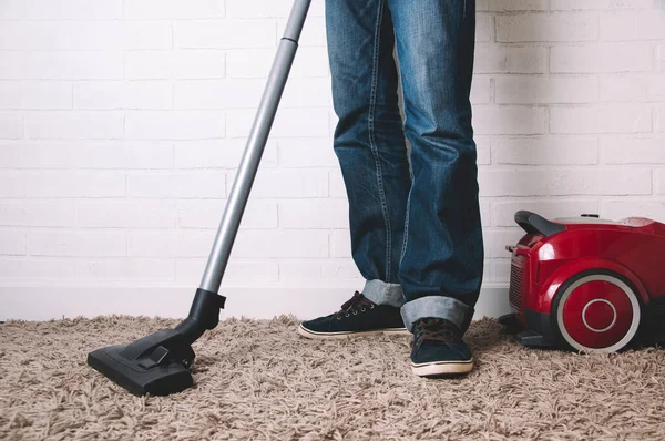 Seorang Pria Mengosongkan Karpet Rumah Konsep Pembersihan — Stok Foto