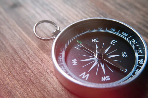 Koyu tahta arka planda eski bir pusula. Metin veya tasarım için boşluk kopyala