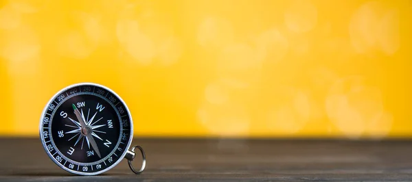 Sarı arka planda eski bir pusula. Metin veya tasarım için boşluk kopyala