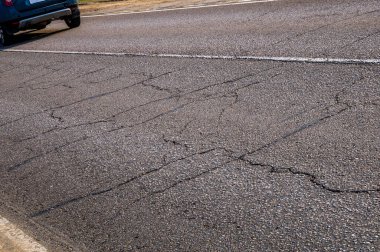 Çatlaklı eski asfalt yol