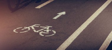 Bisiklet sürücüsü için bisiklet yolu ve sokak yüzeyinde bisiklet tabelası