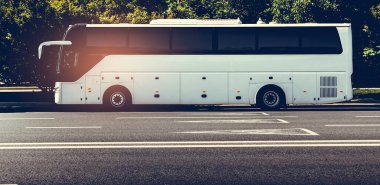 Beyaz otobüs yolda. Metin veya tasarım için boşluk kopyala