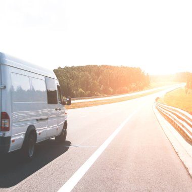 Otobanda beyaz minibüs. Kargo konsepti