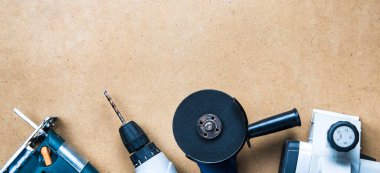 Katı tablonun arka planında modern elektrikli araçlar