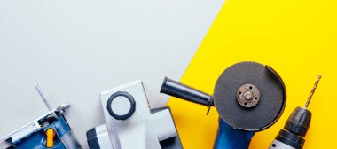 Sarı-gri arka planda modern elektrikli araçlar