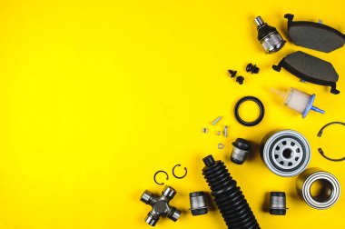 Sarı arka planda bakım için araç parçaları seti