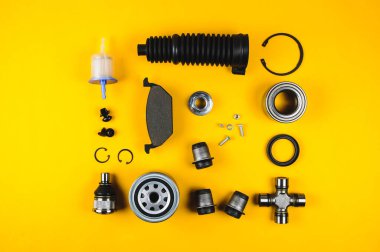 Sarı arka planda bakım için araç parçaları seti