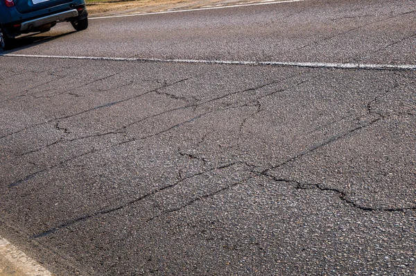 Çatlaklı eski asfalt yol