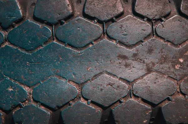 Eski püskü kamyon lastiği.