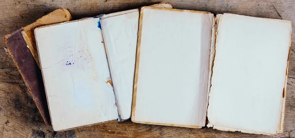 Ahşap zemin üzerine eski bir kitap