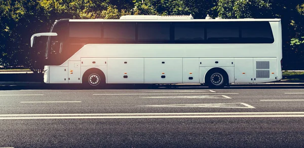 Beyaz otobüs yolda. Metin veya tasarım için boşluk kopyala