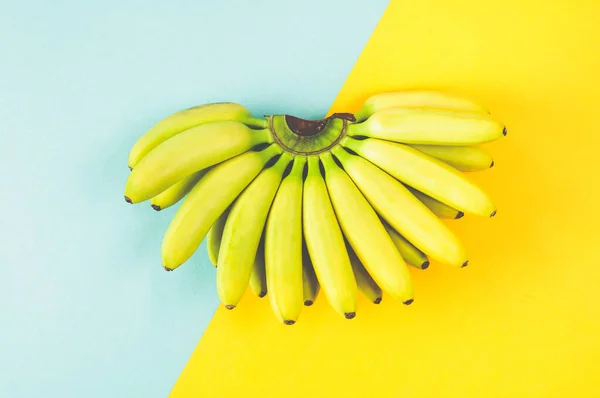 Μπανάνα Απομονωμένη Τυρκουάζ Κίτρινο Φόντο Επίπεδη Lay Και Κορυφαία Άποψη — Φωτογραφία Αρχείου