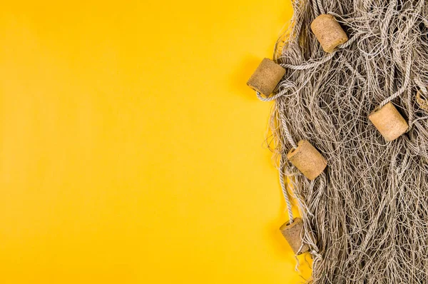 Sarı arka planda eski bir balıkçı ağı. Metin veya tasarım için boşluk