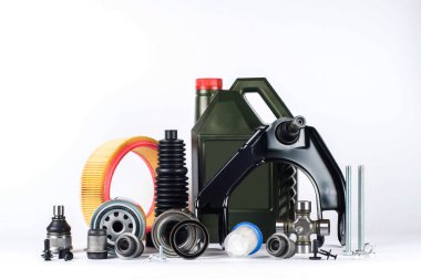 Beyaz arkaplanda bakım ya da ayarlama için araba parçaları kümesi