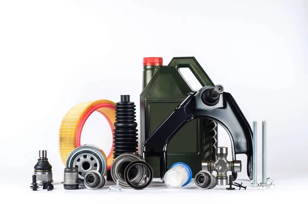 Beyaz arkaplanda bakım ya da ayarlama için araba parçaları kümesi