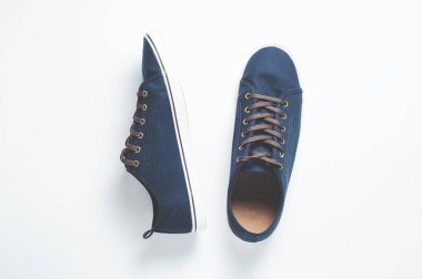 Beyaz arka planda şık erkek ayakkabıları.