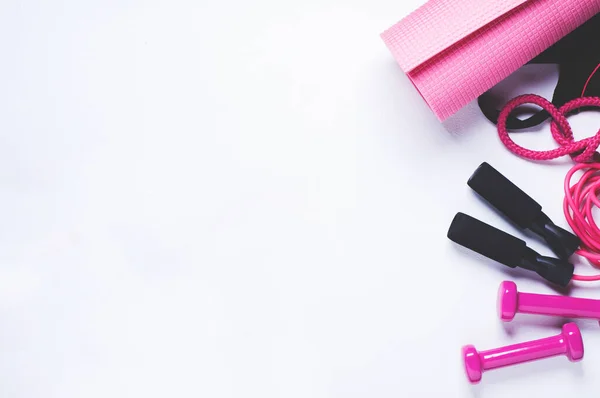 Beyaz arka planda spor aletleri ve jimnastik. Düz yatış ve üst görünüm