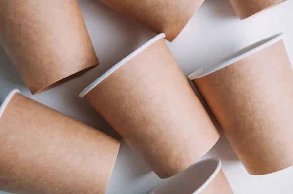 Hafif arka planda kahve için kağıt bardaklar. Metin veya tasarım için şablon