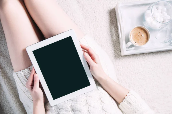 Elinde bir not defteri tutan bir kadın. Metin ya da tasarım için şablon. Üst görünüm