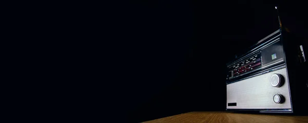 Karanlık bir arka planda eski bir analog radyo. Metin veya tasarım için boşluk