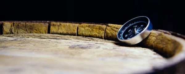 Kompass Auf Einem Alten Holzfass — Stockfoto