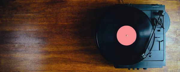 Koyu arkaplanda turntable ve vinil plaklar