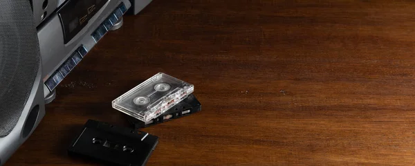 Eski ses kasetleri ve ahşap bir masada bir çalar. Metin veya tasarım için boşluk kopyala