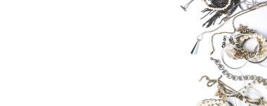 Beyaz arka planda kadın mücevherleri