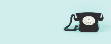 Yeşil arka planda eski siyah telefon. Metin veya tasarım için boşluk kopyala