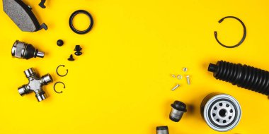 Sarı arka planda bakım için araç parçaları seti