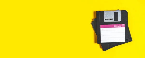 Sarı arkaplanda bilgisayar için eski disketler