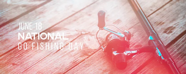 Ulusal balıkçılık günü posteri. Ahşap arka planda balıkçılık aracı