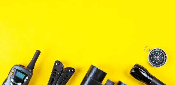 Yürüyüş için bir takım ekipman ya da sarı arka planda seyahat