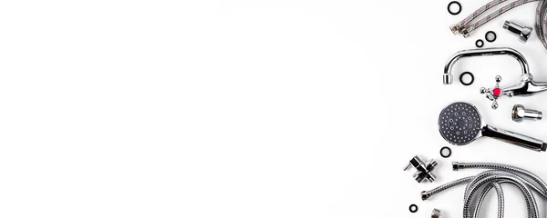 Beyaz bir arka planda banyo ya da duş için tesisat seti. Düz konum ve üst görünüm, metin için boşluk kopyala