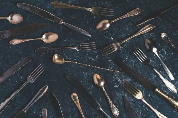 Koyu beton arka planda eski çatal bıçak.