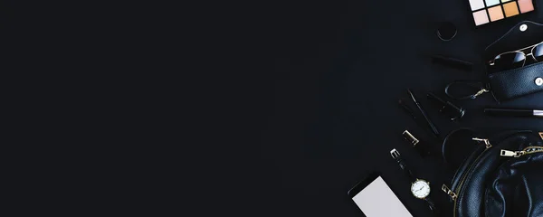 Siyah arka planda siyah kadın çantası ve aksesuarları. Düz konum ve üst görünüm, metin veya tasarım için boşluk kopyala