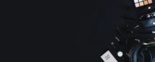 Siyah arka planda siyah kadın çantası ve aksesuarları. Düz konum ve üst görünüm, metin veya tasarım için boşluk kopyala