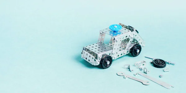 Yeşil arka planda bir polis arabası şeklinde çocuk tasarımcısı, metin ya da tasarım için bir yer