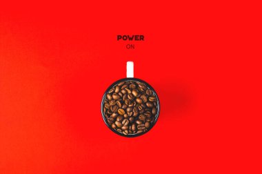 Kahve taneli fincan ve kırmızı arka planda 