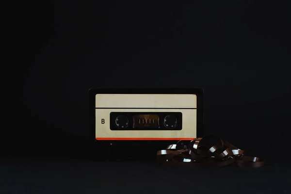 暗い背景に古いオーディオテープ — ストック写真