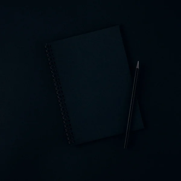 Caderno Preto Lápis Sobre Fundo Preto Escuro — Fotografia de Stock
