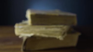 Bir yığın eski kitap. Yavaş çekim ve yakın çekim