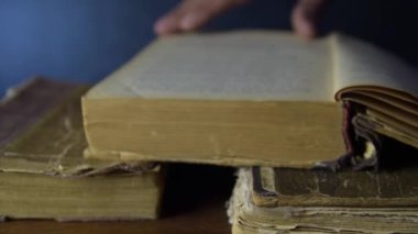 Eski bir kitabın sayfalarını çeviriyorum. Yavaş çekim ve yakın çekim