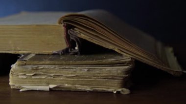 Bir yığın eski kitap. Yavaş çekim ve yakın çekim