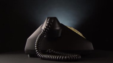 Klasik siyah arama telefonu siyah arkaplanda döner